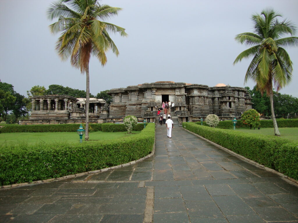 Hoysaleshwara_temple_in_Monsoon
