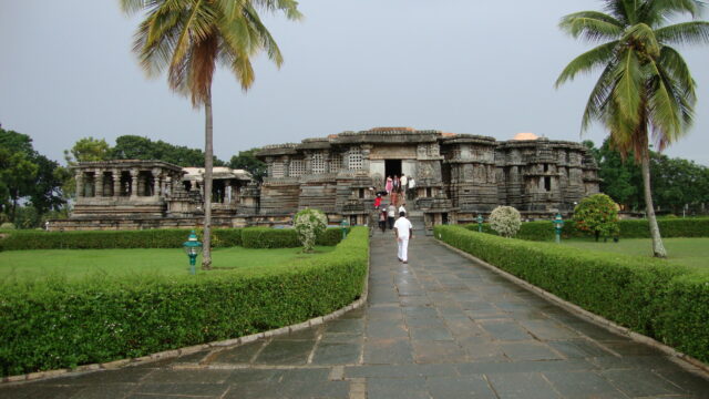 Hoysaleshwara_temple_in_Monsoon